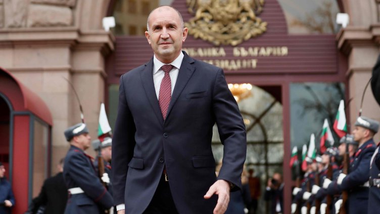 Кой си тръгва с Радев от президентството и кой остава?