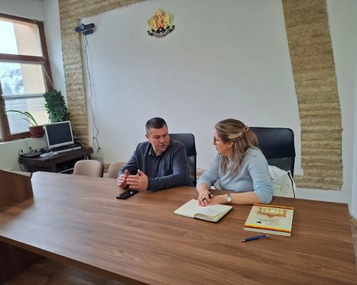 Народният представител от ДПС-Ново начало Фатима Йълдъс се срещна с местните  в Белица