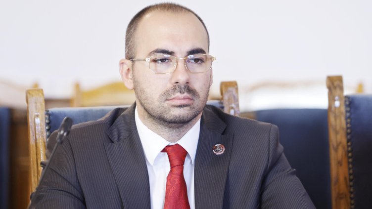 МЕЧ застава за служебен премиер зад по-отдалечения Андрей Гюров МЕЧ застава за служебен премиер зад по-отдалечения Андрей Гюров