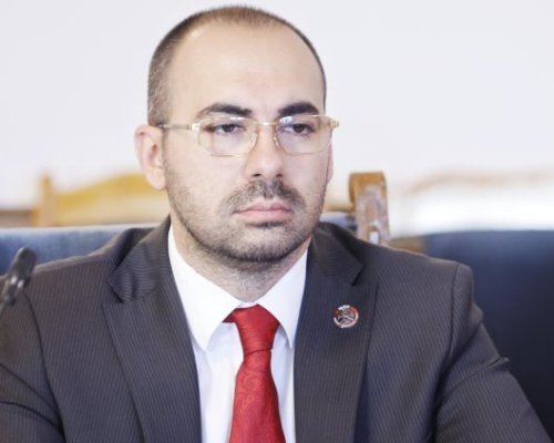 МЕЧ застава за служебен премиер зад по-отдалечения Андрей Гюров