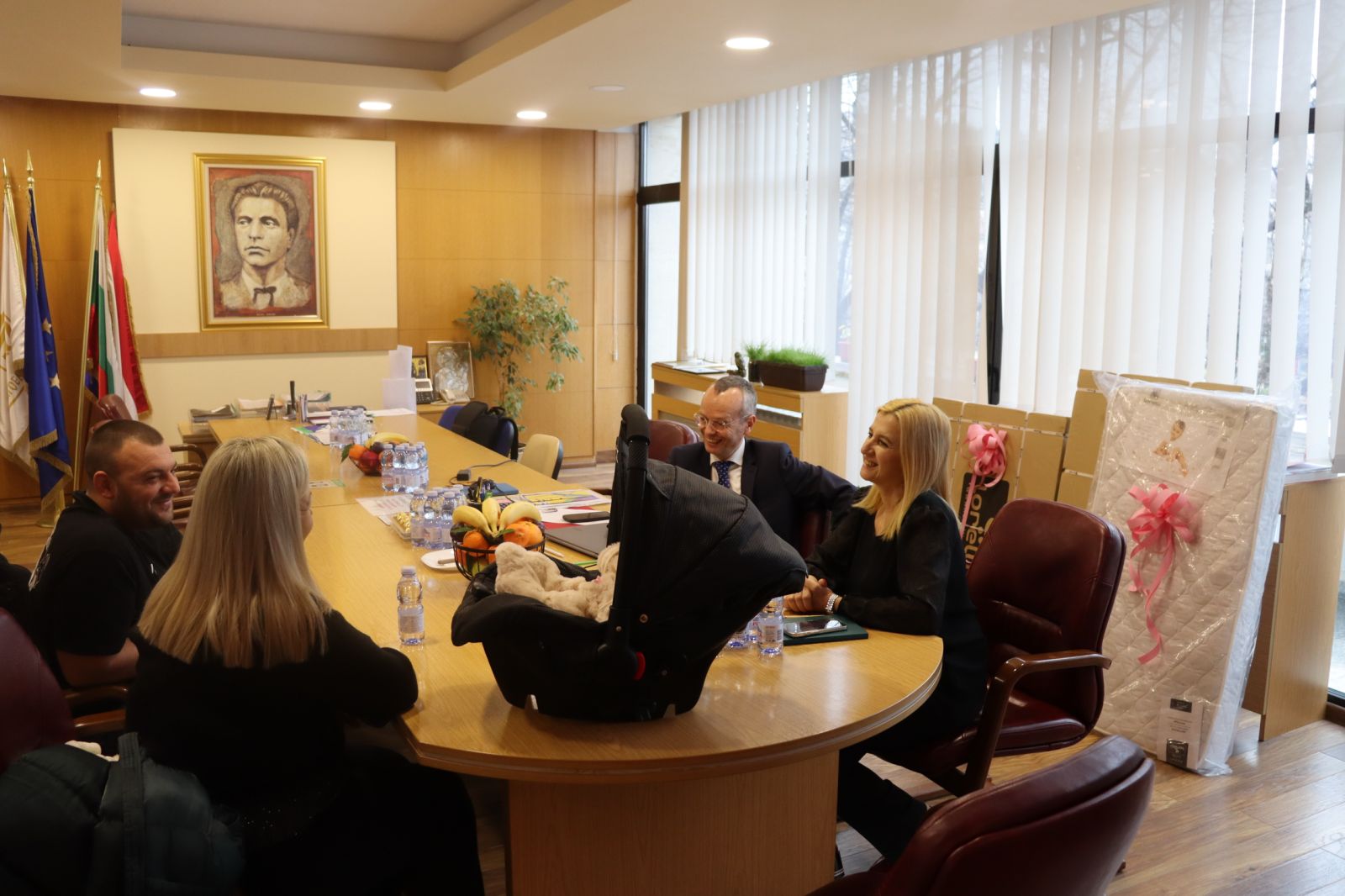 Кметът Методи Байкушев посрещна в кабинета си първото бебе, родено в Благоевград през 2026 година