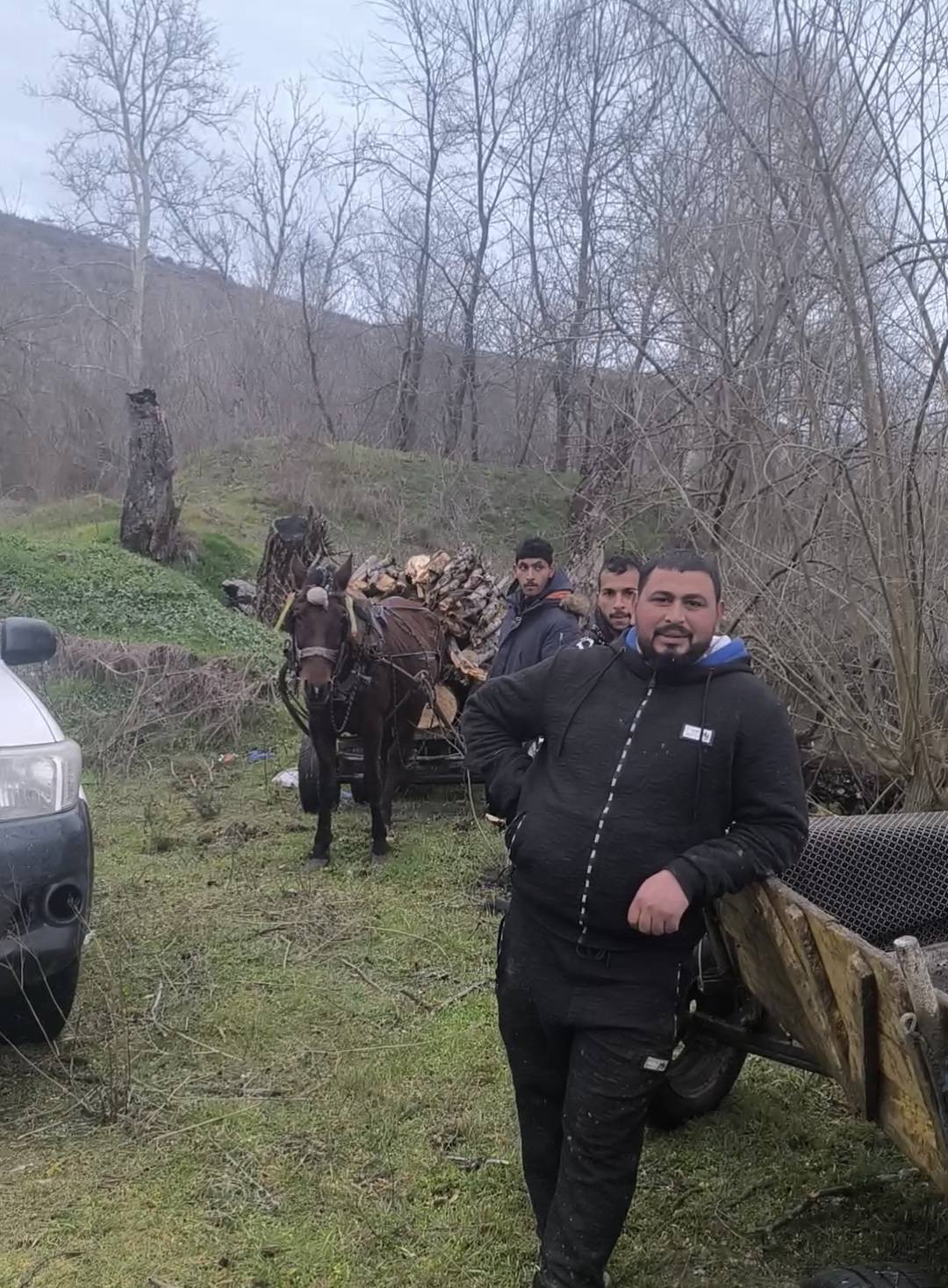 Горски служители заловиха бракониери по време на незаконен добив на дървесина край храма на Ванга Горски служители заловиха бракониери по време на незаконен добив на дървесина край храма на Ванга