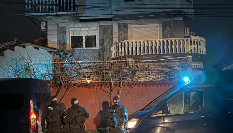 Отряд КОБРА щурмува дома на ромския барон Ицо Папата в Костинброд