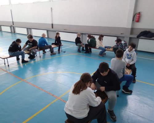 Учениците на СУ Неофит Рилски-Банско показаха ум, стратегия и спортен дух на вътрешноучилищно шахматно състезание