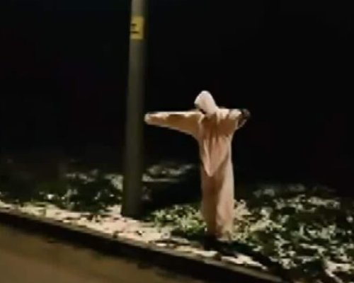 Призрак се появи на път, камъни летят по коли