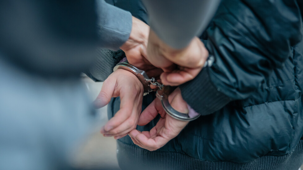 Ще те изхвърля през прозореца”: Задържаха мъж за нанасяне на побой над жена му и сина му