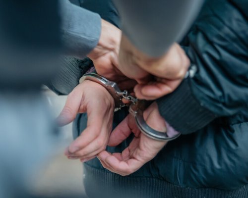 Ще те изхвърля през прозореца”: Задържаха мъж за нанасяне на побой над жена му и сина му