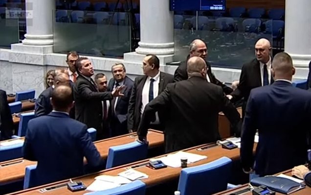 Екшън в НС: Депутати от Възраждане и АПС стигнаха до бой, квестори ги укротиха Екшън в НС: Депутати от Възраждане и АПС стигнаха до бой, квестори ги укротиха
