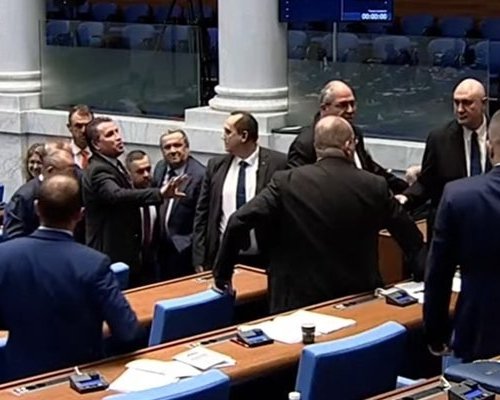Екшън в НС: Депутати от Възраждане и АПС стигнаха до бой, квестори ги укротиха