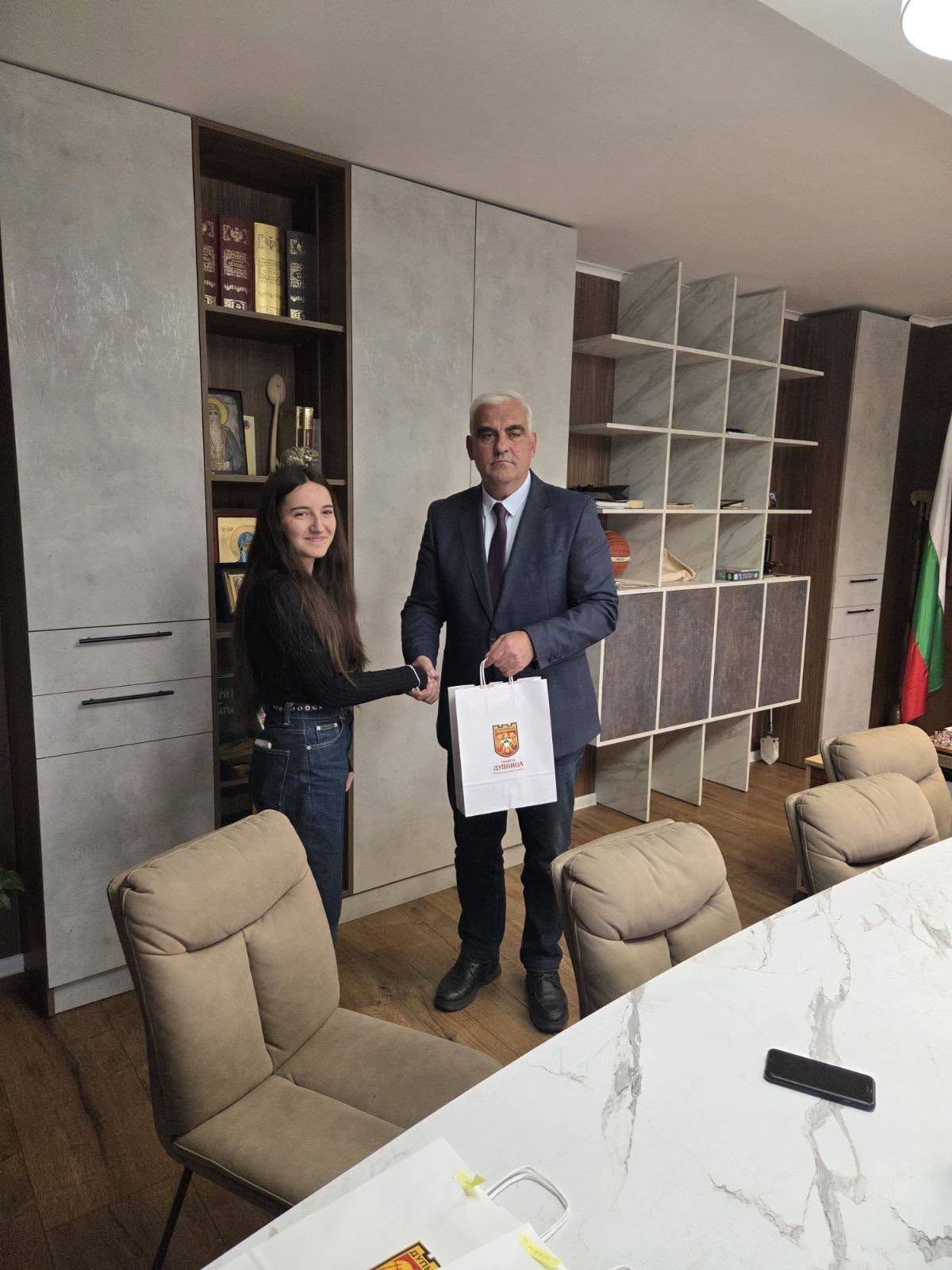 Кметът Първан Дангов награди победителите във фотоконкурса Дупница през моите очи