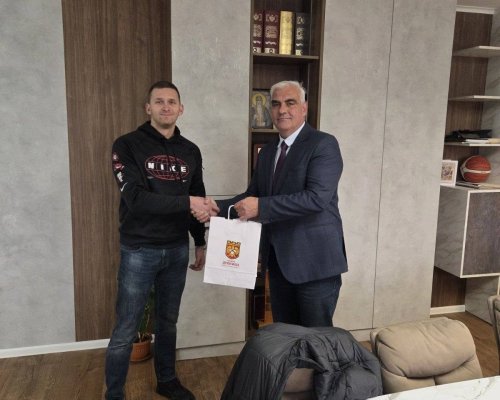 Кметът Първан Дангов награди победителите във фотоконкурса Дупница през моите очи