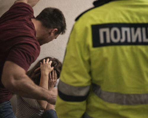 51-годишен заплашва съпругата си в Дупница, задържан за домашно насилие