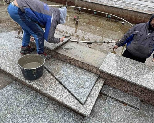 Община Сандански ремонтира фонтана на пл. България