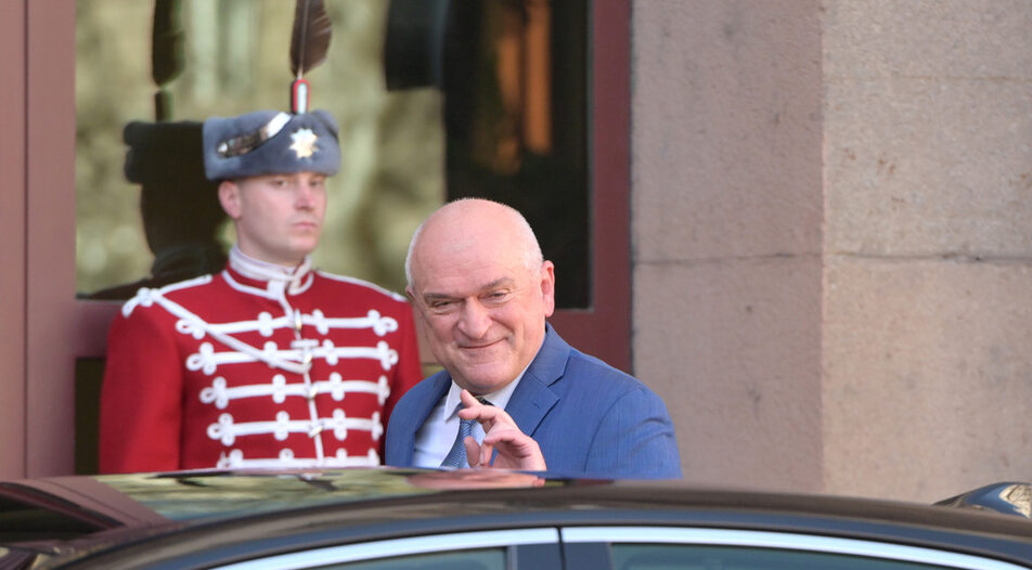 Димитър Главчев е склонен да приеме поста служебен премиер след среща с Илияна Йотова Димитър Главчев е склонен да приеме поста служебен премиер след среща с Илияна Йотова