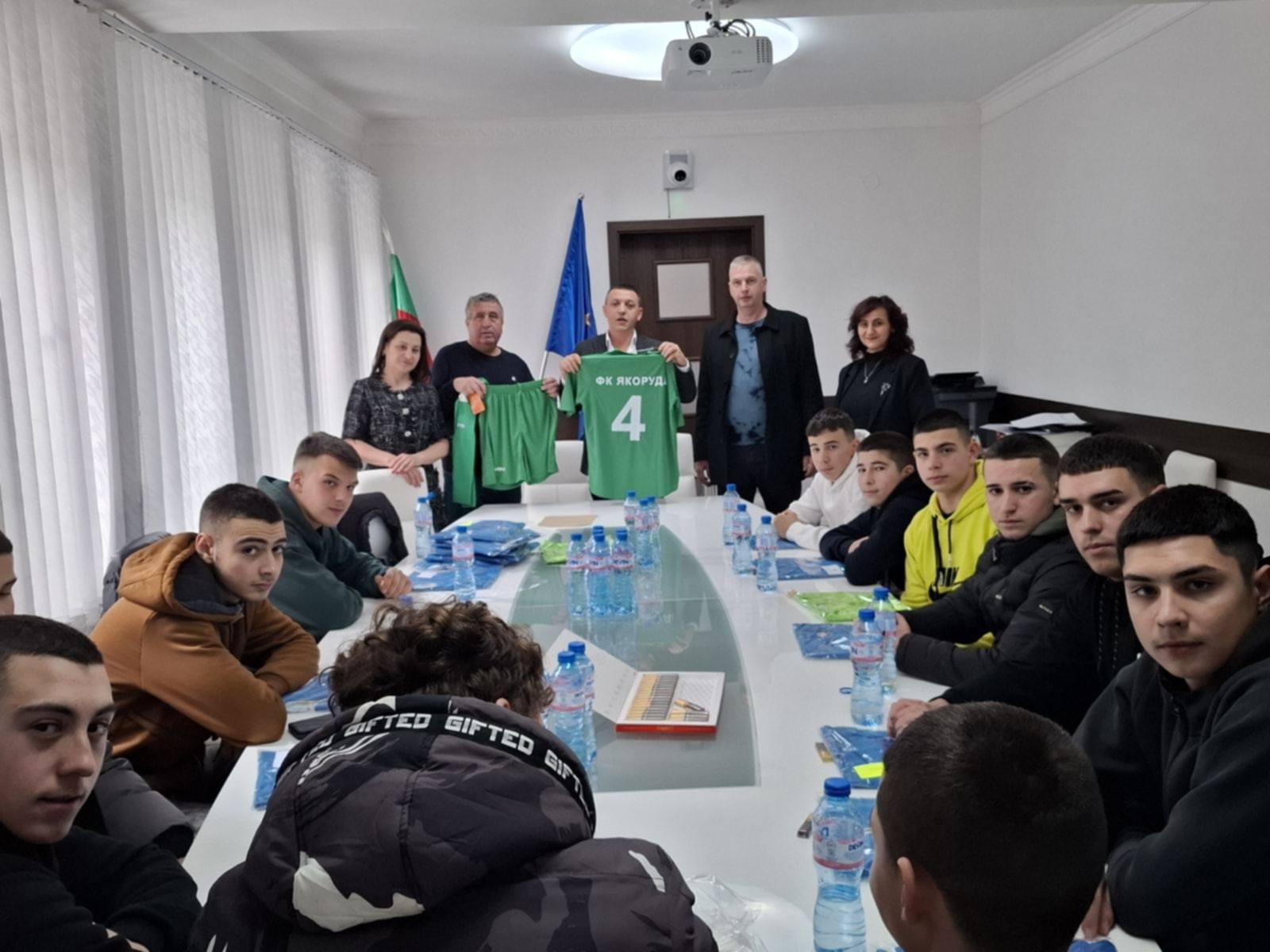 ФК  Якоруда  получи нови екипи и направи първа стъпка към възраждане на футбола в града
