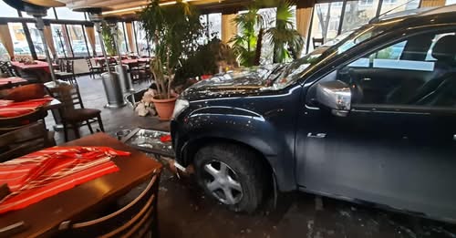 Джип влетя в ресторант, блъсна жена, която обядва Джип влетя в ресторант, блъсна жена, която обядва