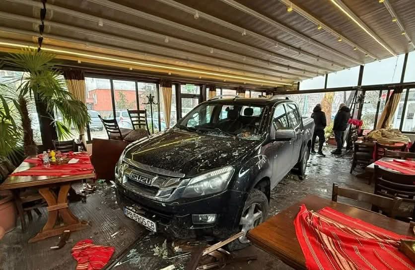 Джип влетя в ресторант, блъсна жена, която обядва
