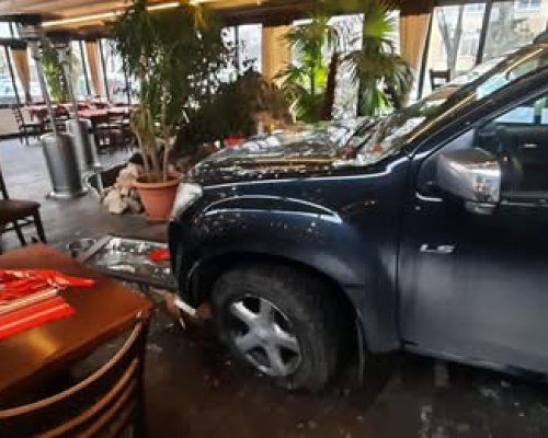 Джип влетя в ресторант, блъсна жена, която обядва