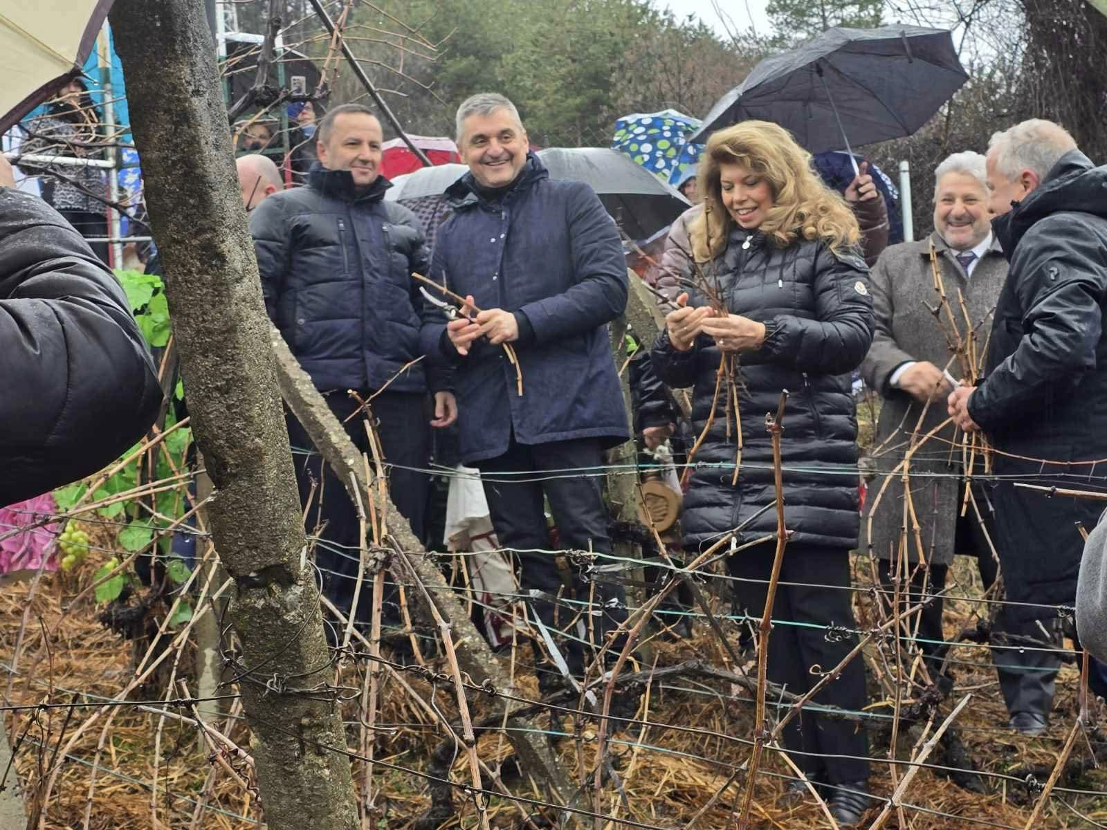 Областният управител Георги Динев бе сред гостите на празника на виното в село Делчево