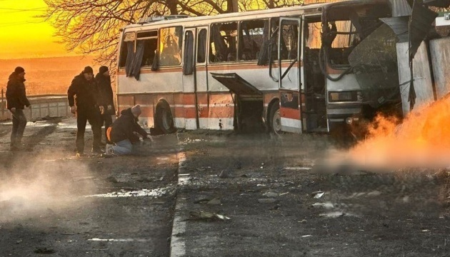 Русия атакува украински автобус с миньори, най-малко 15 загинали Русия атакува украински автобус с миньори, най-малко 15 загинали