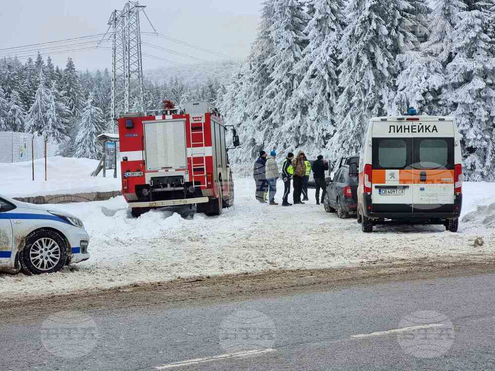 Хижата в района на прохода Петрохан, край която са открити три тела, е опожарена Хижата в района на прохода Петрохан, край която са открити три тела, е опожарена