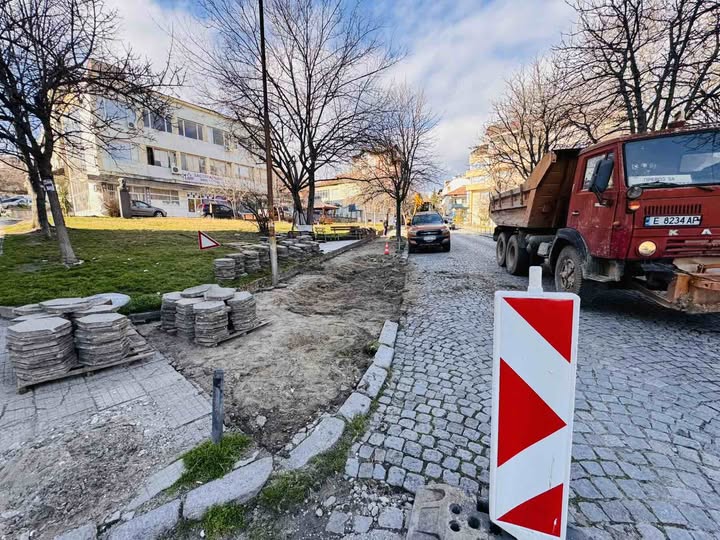Започна обособяването на нови паркоместа в началото на ул. Солунска в Сандански Започна обособяването на нови паркоместа в началото на ул. Солунска в Сандански