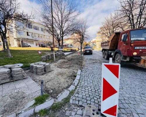 Започна обособяването на нови паркоместа в началото на ул. Солунска в Сандански