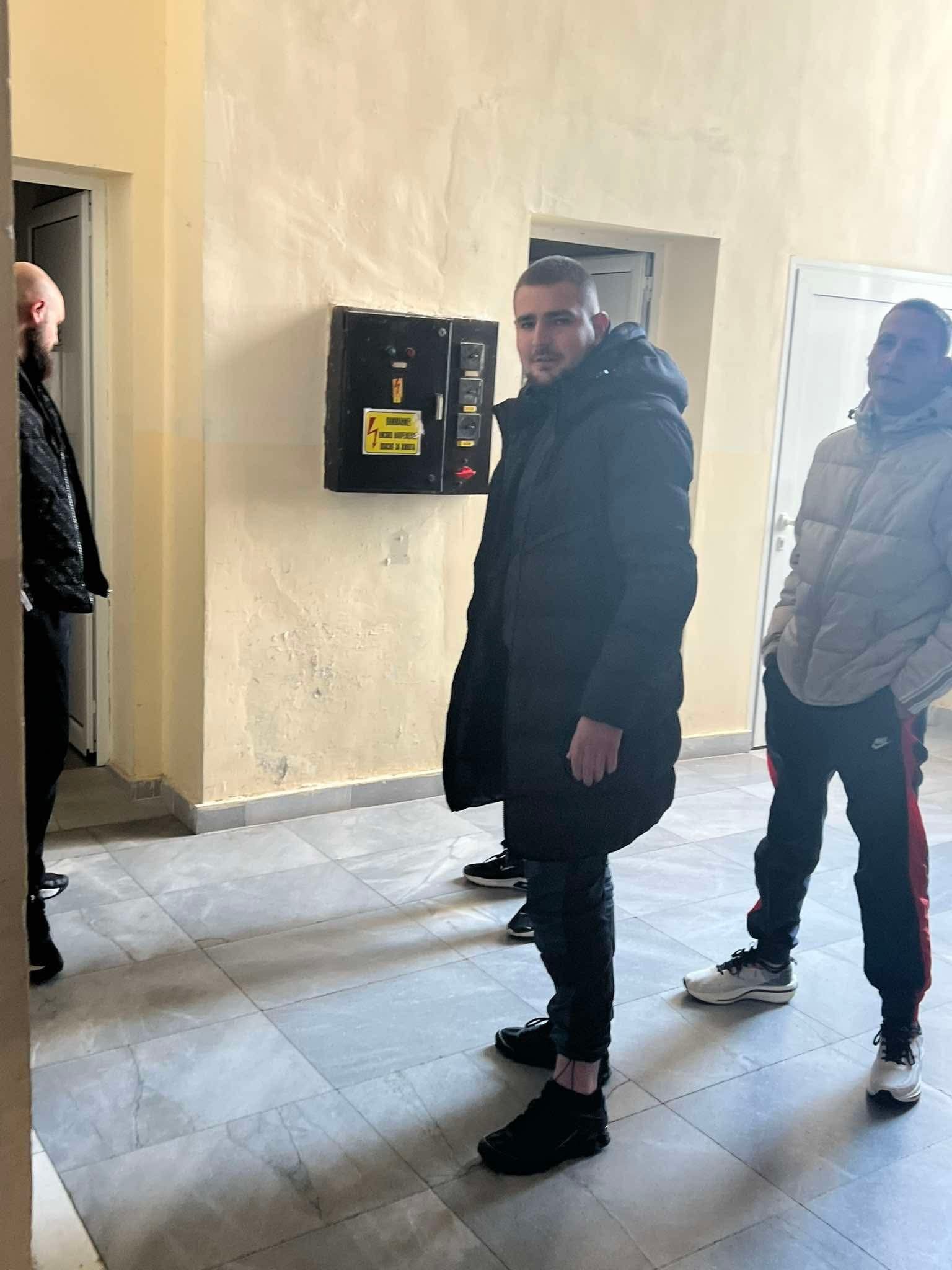 Студенти в ЮЗУ се гаврят с бездомно куче! Студенти в ЮЗУ се гаврят с бездомно куче!