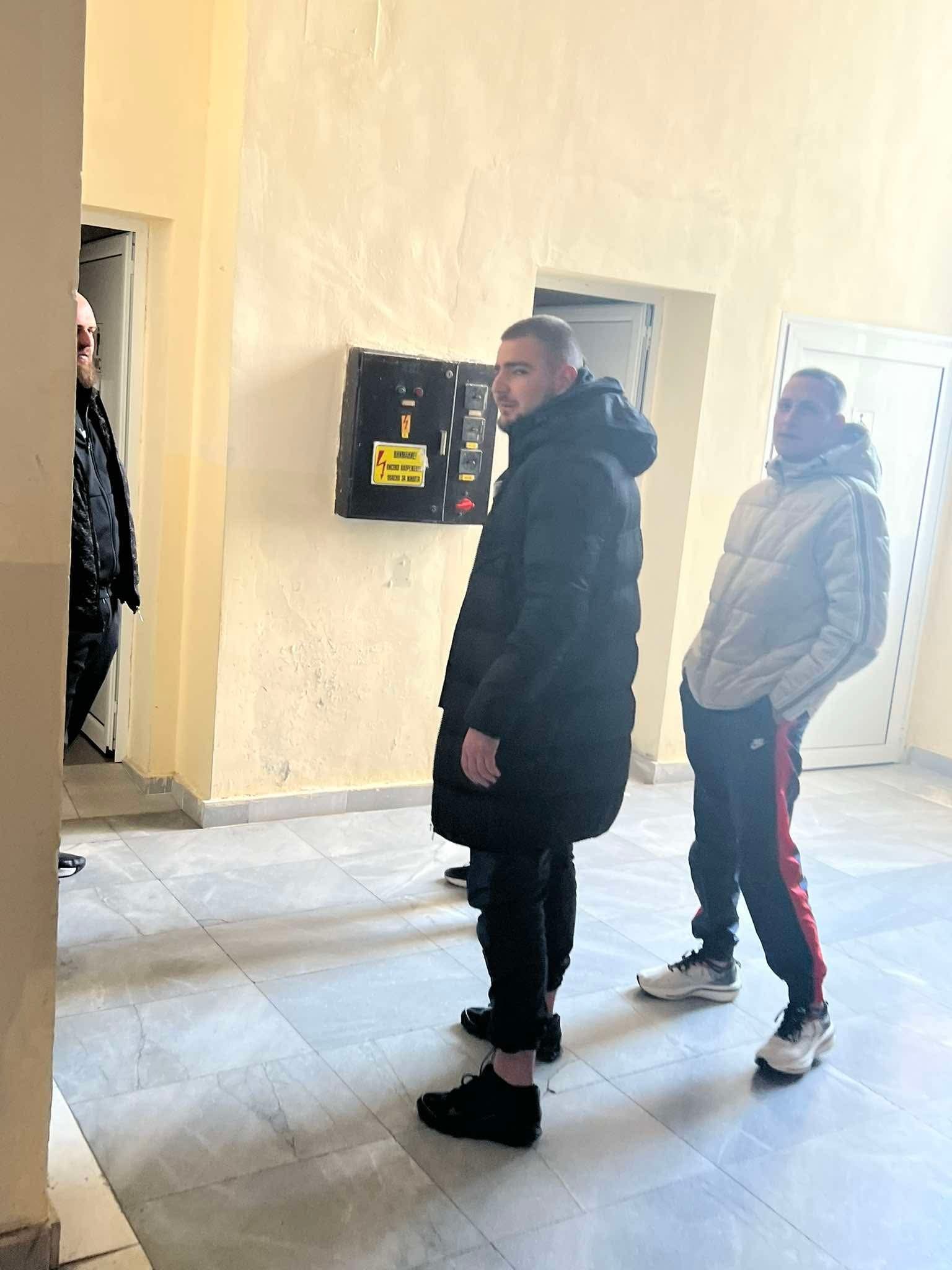 Студенти в ЮЗУ се гаврят с бездомно куче!