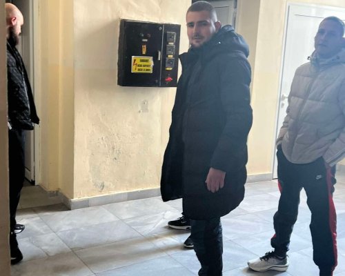 Студенти в ЮЗУ се гаврят с бездомно куче!