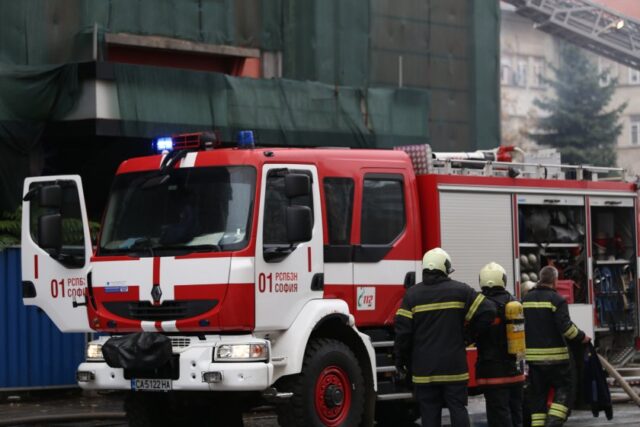 Пожар в училищна сграда-евакуираха над 200 деца Пожар в училищна сграда-евакуираха над 200 деца