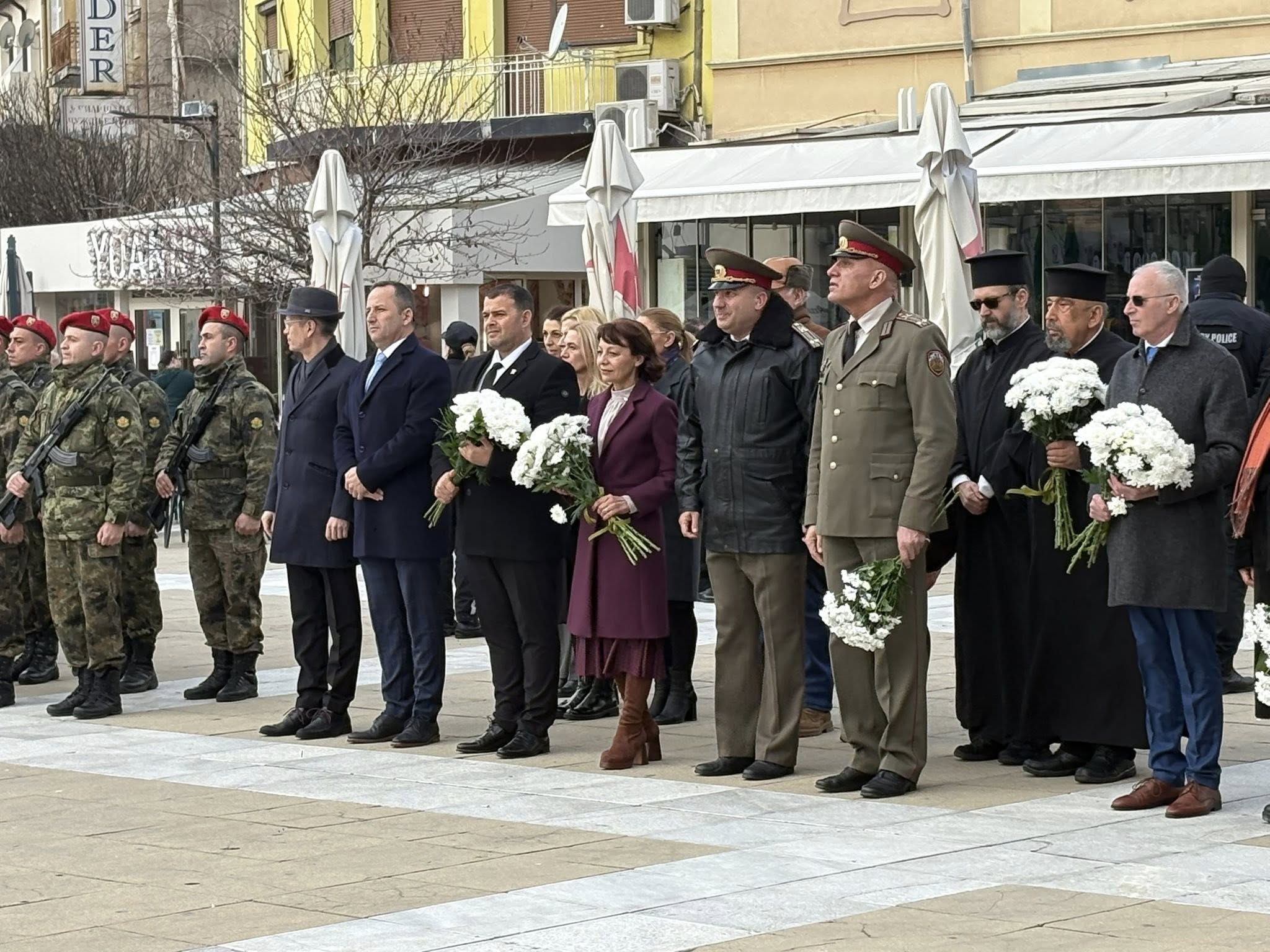 Председателят на ОбС Благоевград Антоанета Богданова и общински съветници отдадоха почит пред паметта и делото на Гоце Делчев Председателят на ОбС Благоевград Антоанета Богданова и общински съветници отдадоха почит пред паметта и делото на Гоце Делчев