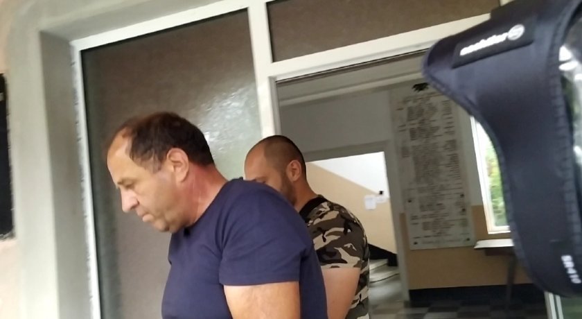 Абсурд: Кмет остава на поста си след присъда за купуване на гласове Абсурд: Кмет остава на поста си след присъда за купуване на гласове