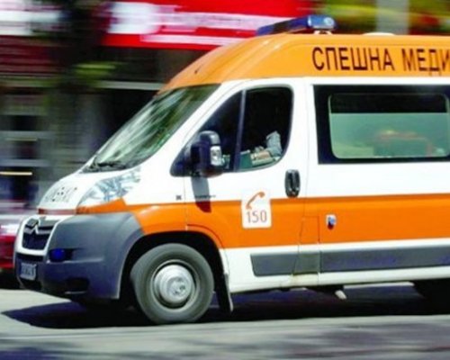24-годишен се удари в дърво край Бобов дол, с множество счупвания е