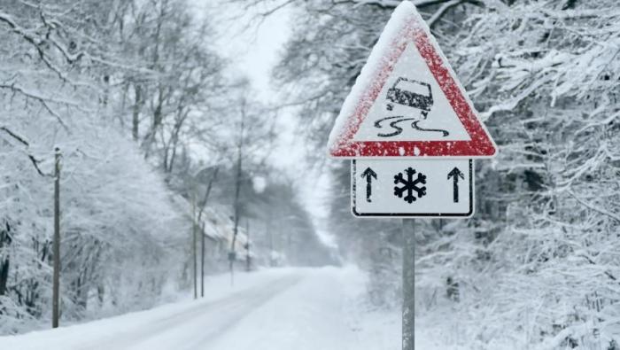 ВНИМАНИЕ! Заснежени са пътните участъци по високите части на област Смолян ВНИМАНИЕ! Заснежени са пътните участъци по високите части на област Смолян