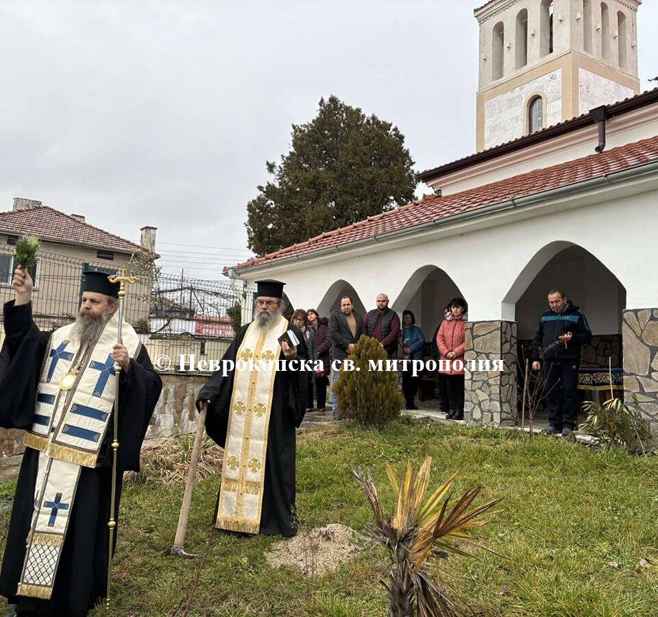 Неврокопският митрополит Серафим благослови нов храм в Огняново Неврокопският митрополит Серафим благослови нов храм в Огняново