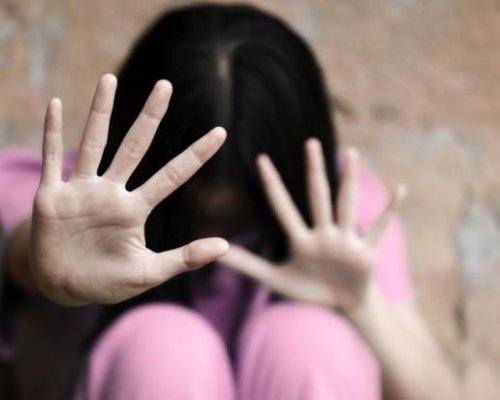 Брутално: Тийнейджър преби малолетно момиче, рита я докато лежи безпомощно
