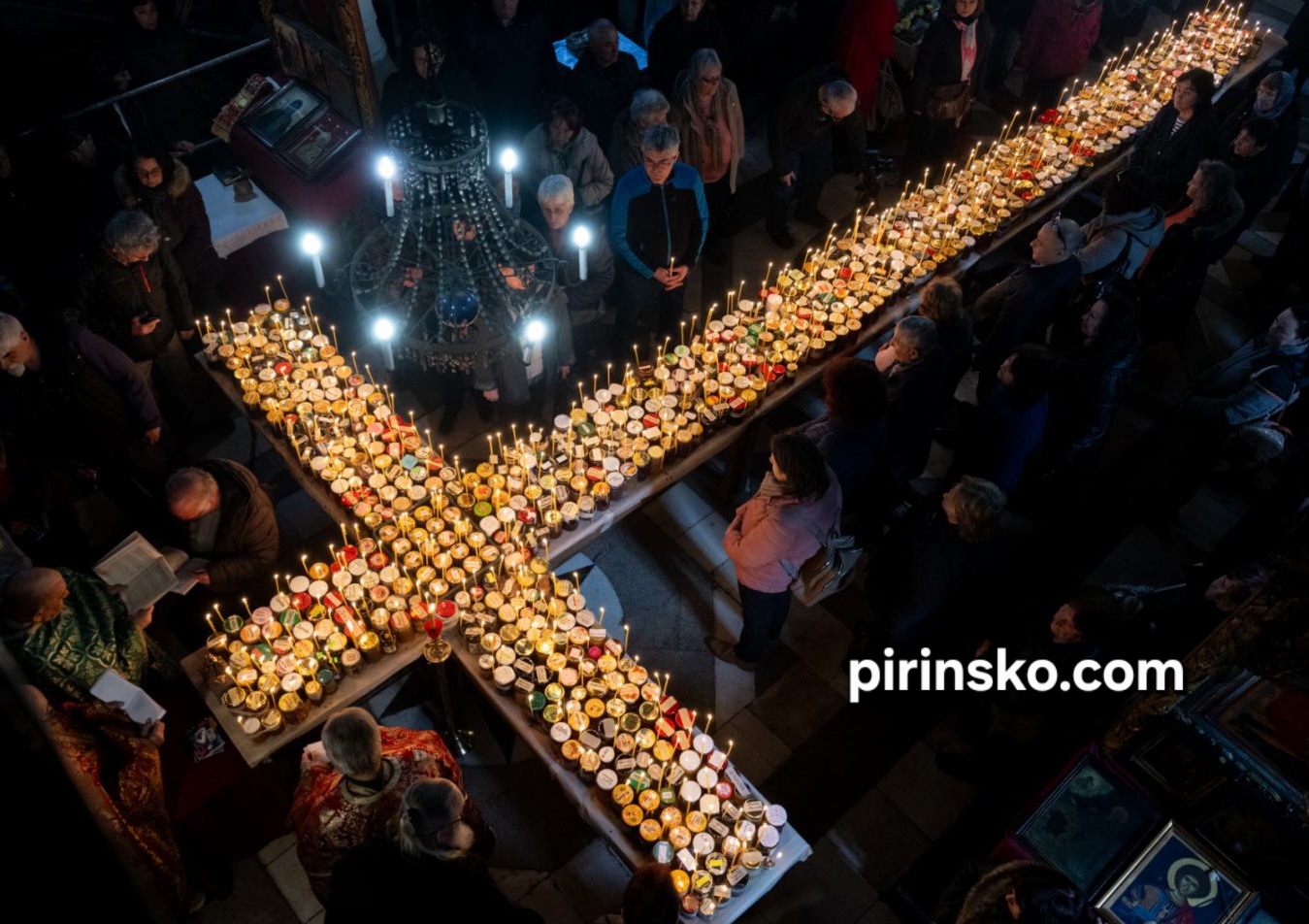 Огнен кръст от буркани с мед в храм Въведение Богородично Благоевград