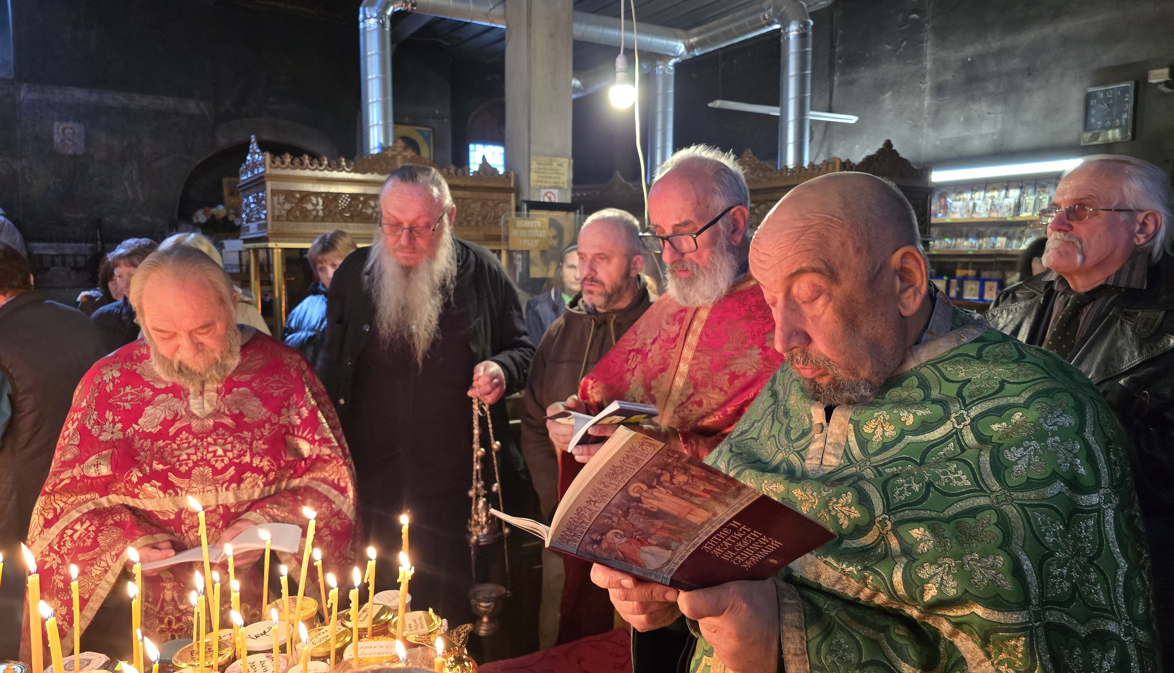 Огнен кръст от буркани с мед в храм Въведение Богородично Благоевград