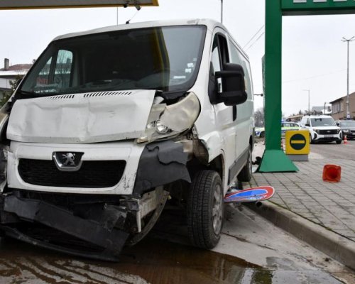 Микробус се вряза в кола и помете пътни знаци край бензиностанция