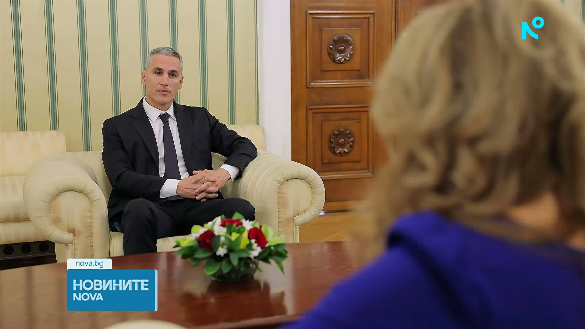Президентът Йотова връчва мандата за служебен кабинет на Андрей Гюров Президентът Йотова връчва мандата за служебен кабинет на Андрей Гюров