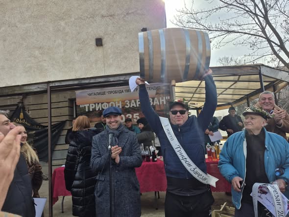 100-литрово мераклийско дъбово буре очаква победителя в конкурса за домашно вино в Кюстендил 100-литрово мераклийско дъбово буре очаква победителя в конкурса за домашно вино в Кюстендил
