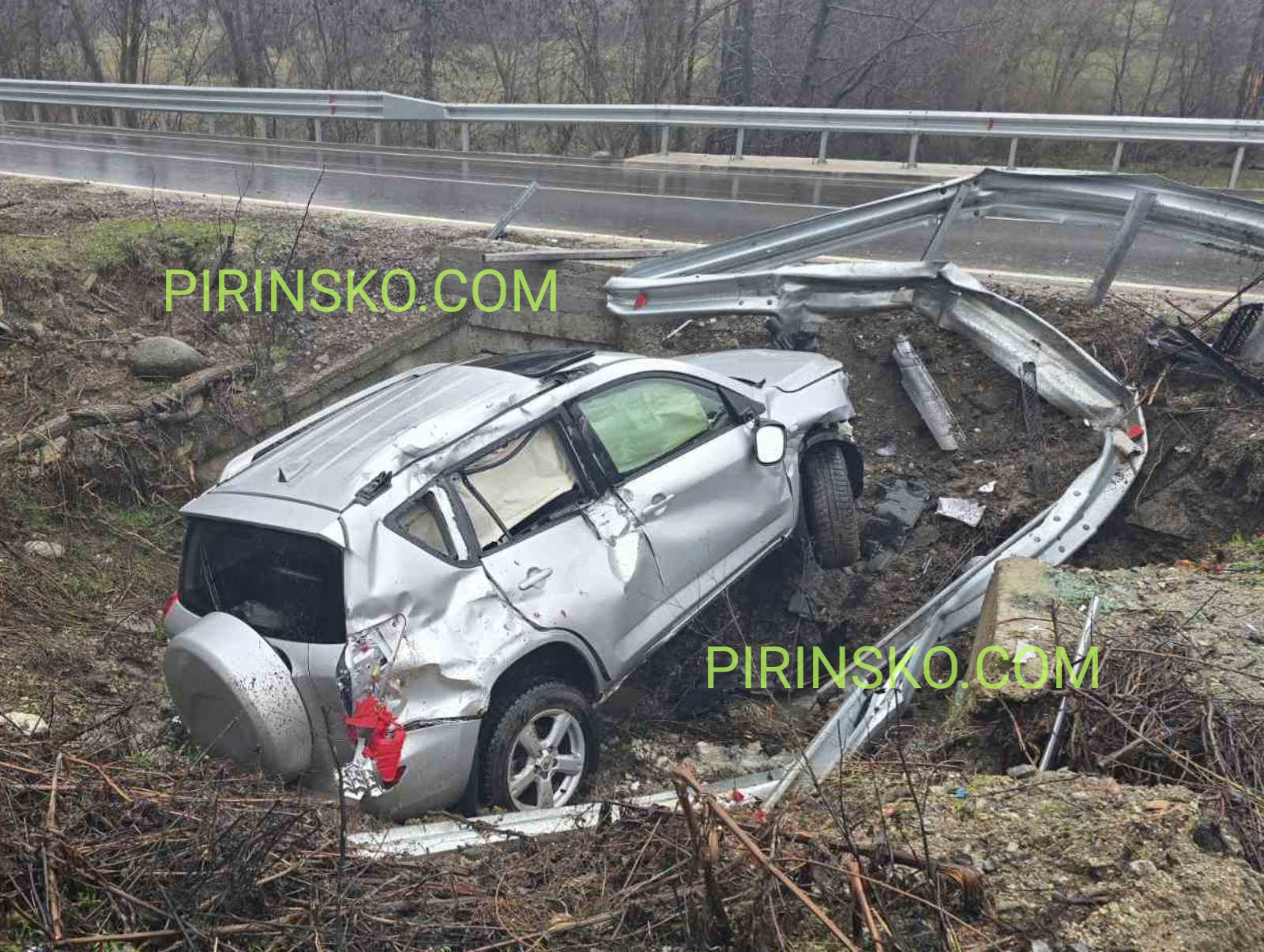 Зрелищна каскада на пътя Добринище-Гоце Делчев:Джип скъса мантинела и падна в канавката