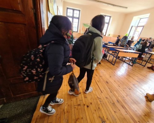 Ученик прободе учител с ключ в окото, родители спряха децата си от училището