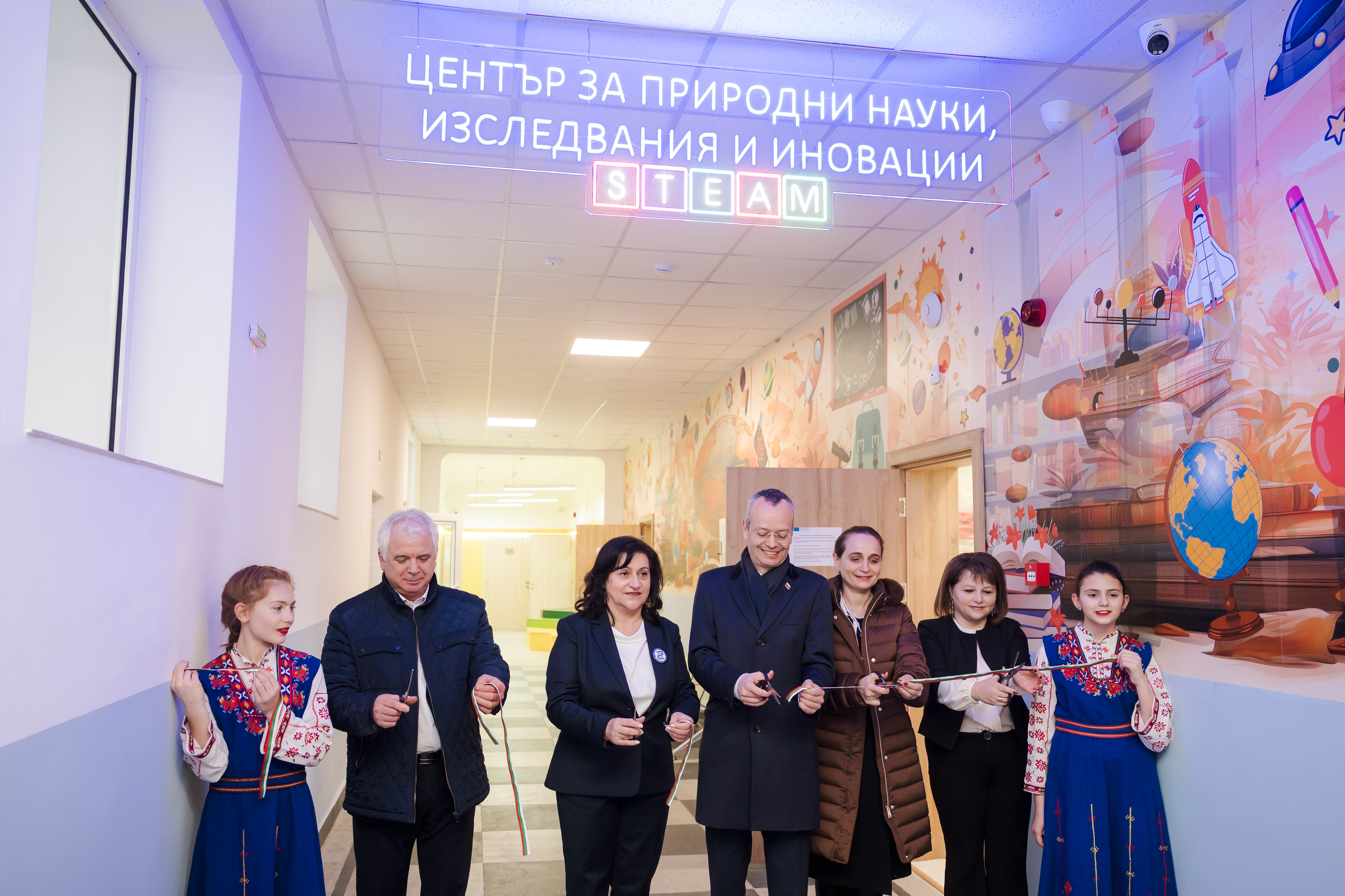Кметът Методи Байкушев и ръководителят на Представителството на Европейската комисия в България Йорданка Чобанова откриха обновената база на II ОУ