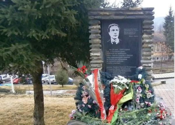 Белица свежда глава пред Апостола на свободата