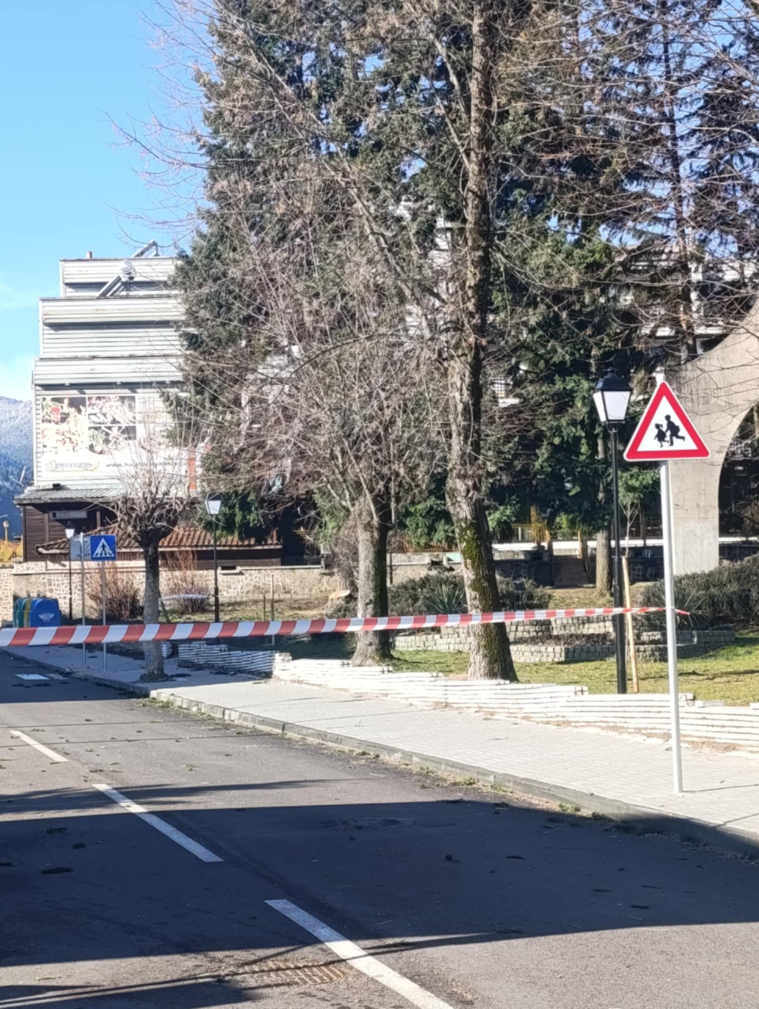 ВНИМАНИЕ: Опасност от падане на дървета при паметника на Иван Козарев в Добринище! ВНИМАНИЕ: Опасност от падане на дървета при паметника на Иван Козарев в Добринище!