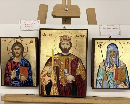 Изложба на икони, рисувани от деца подредиха в Благоевград