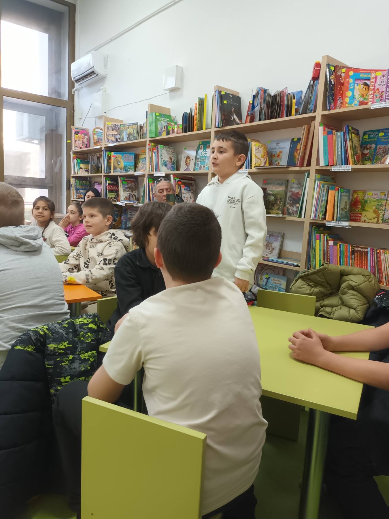 Ученици в Благоевград впечатлиха с постановка, рецитал и песни за Васил Левски