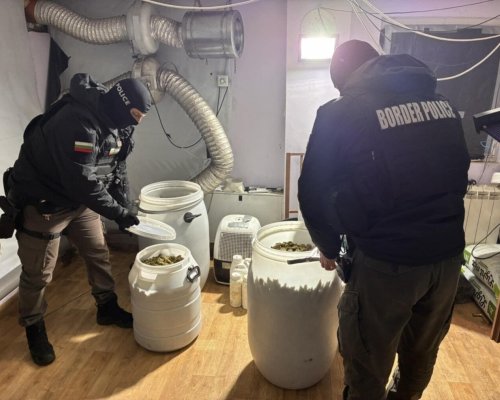 Служители от ГД  Гранична полиция  разкриха нарколаборатория в софийско село, задържани са двама